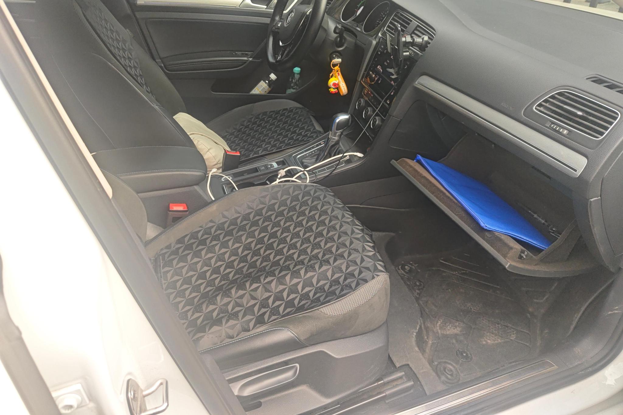 Volkswagen Golf ·