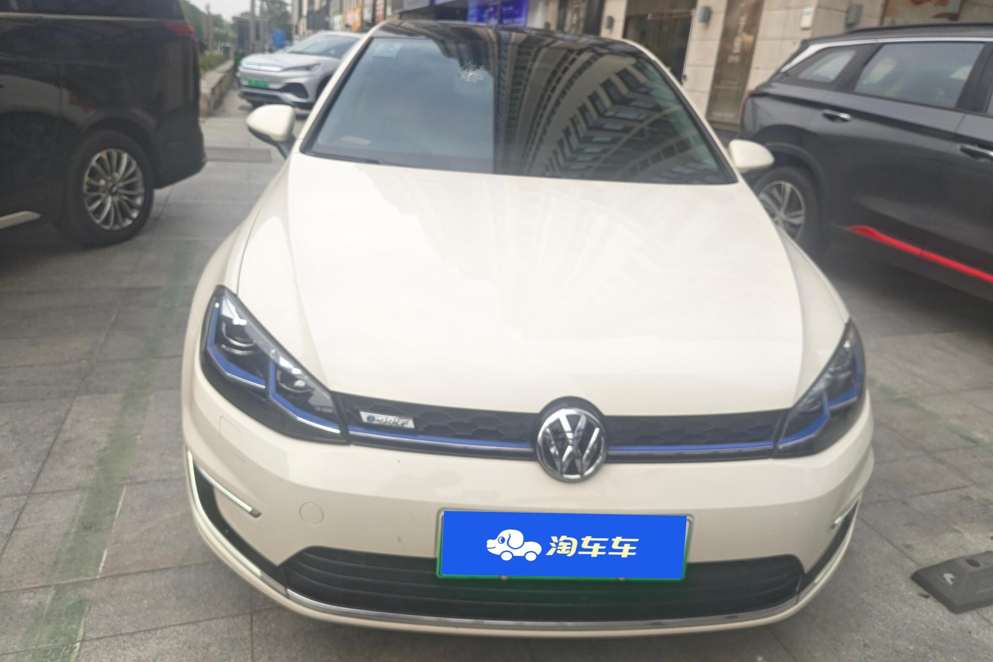 Volkswagen Golf ·