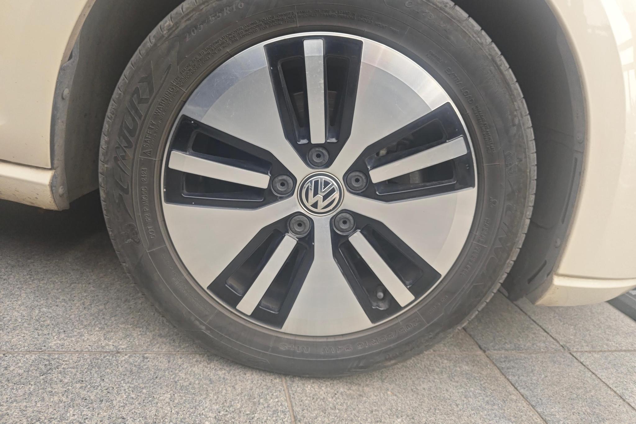 Volkswagen Golf ·