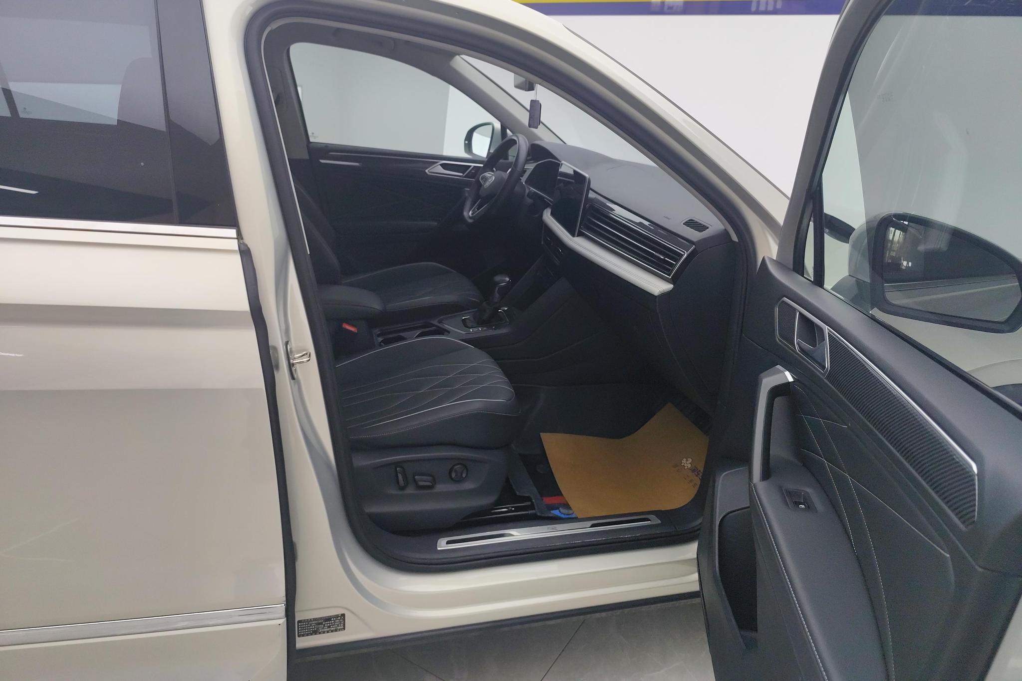 Volkswagen Tiguan L L 2022 330TSI AT R-Line
