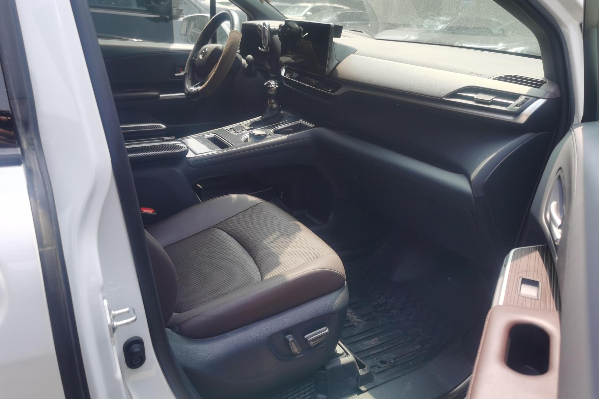 Toyota Granvia 2024 2.5L Luxury PLUS