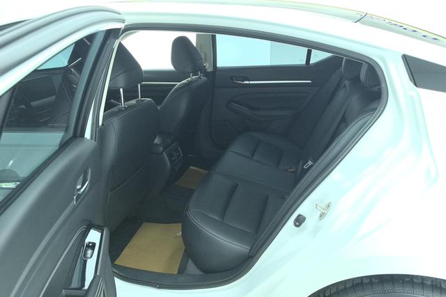 Nissan Teana 2022 2.0 L XL-TLS — фото 16