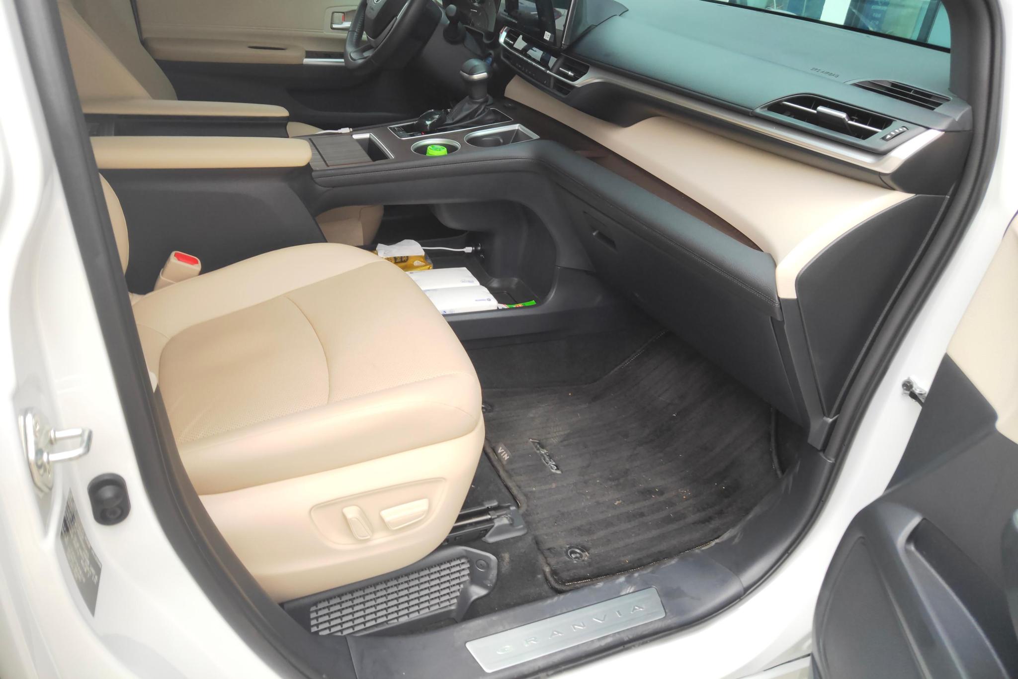 Toyota Granvia 2023 2.5L Luxury PLUS