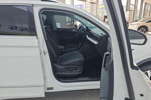 Volkswagen Tiguan L 2024 330 TSI 2 WDR-Line — фото 16