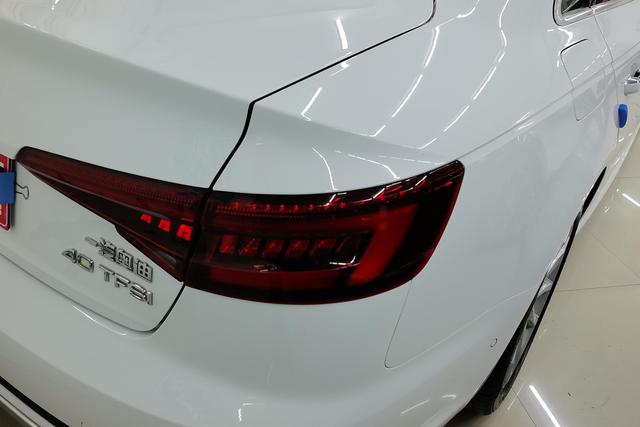 Audi A4L 2019 40 TFSI VI — фото 7