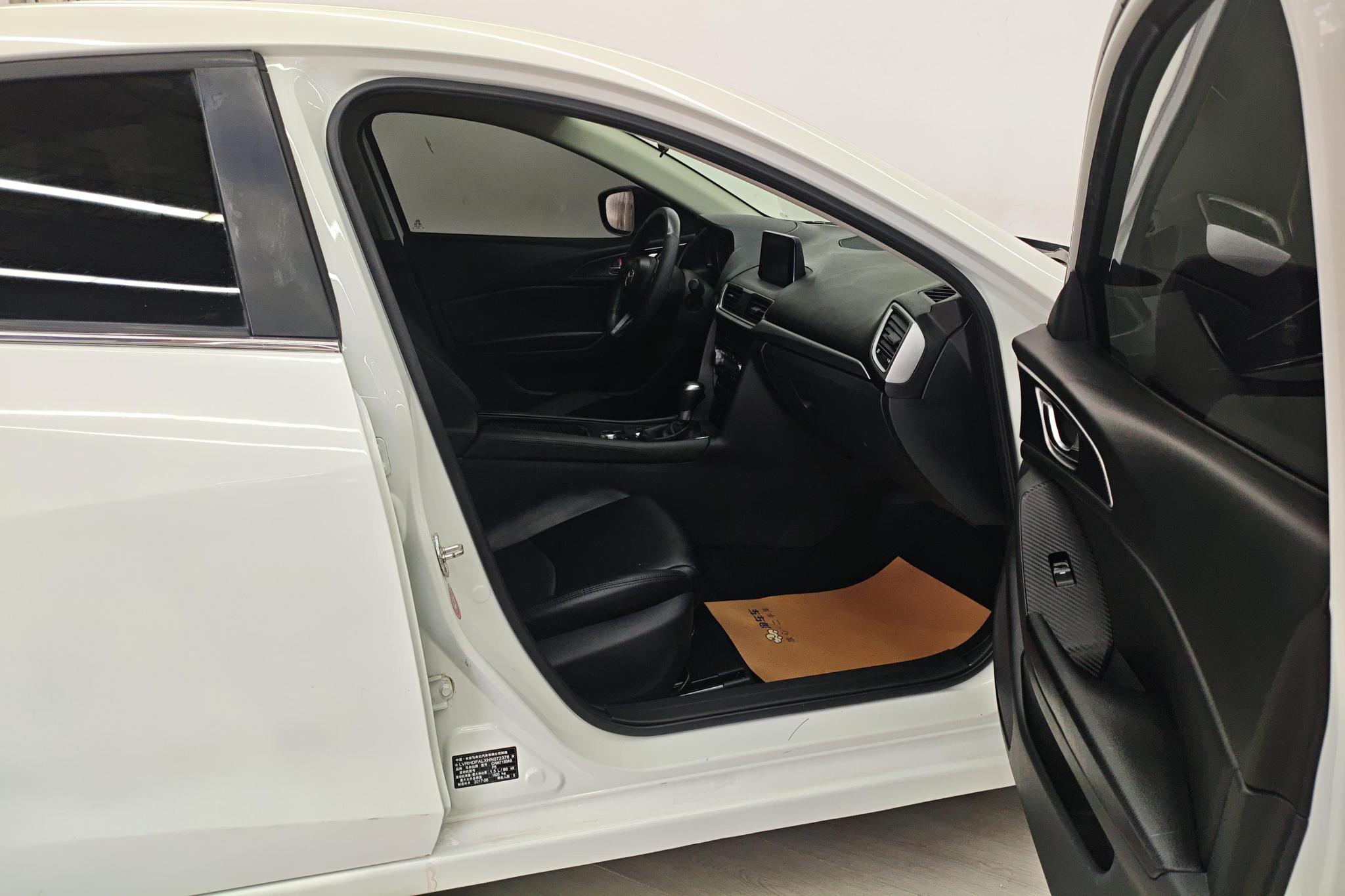 Mazda Mazda3 3 2017 1.5L AT Luxury V