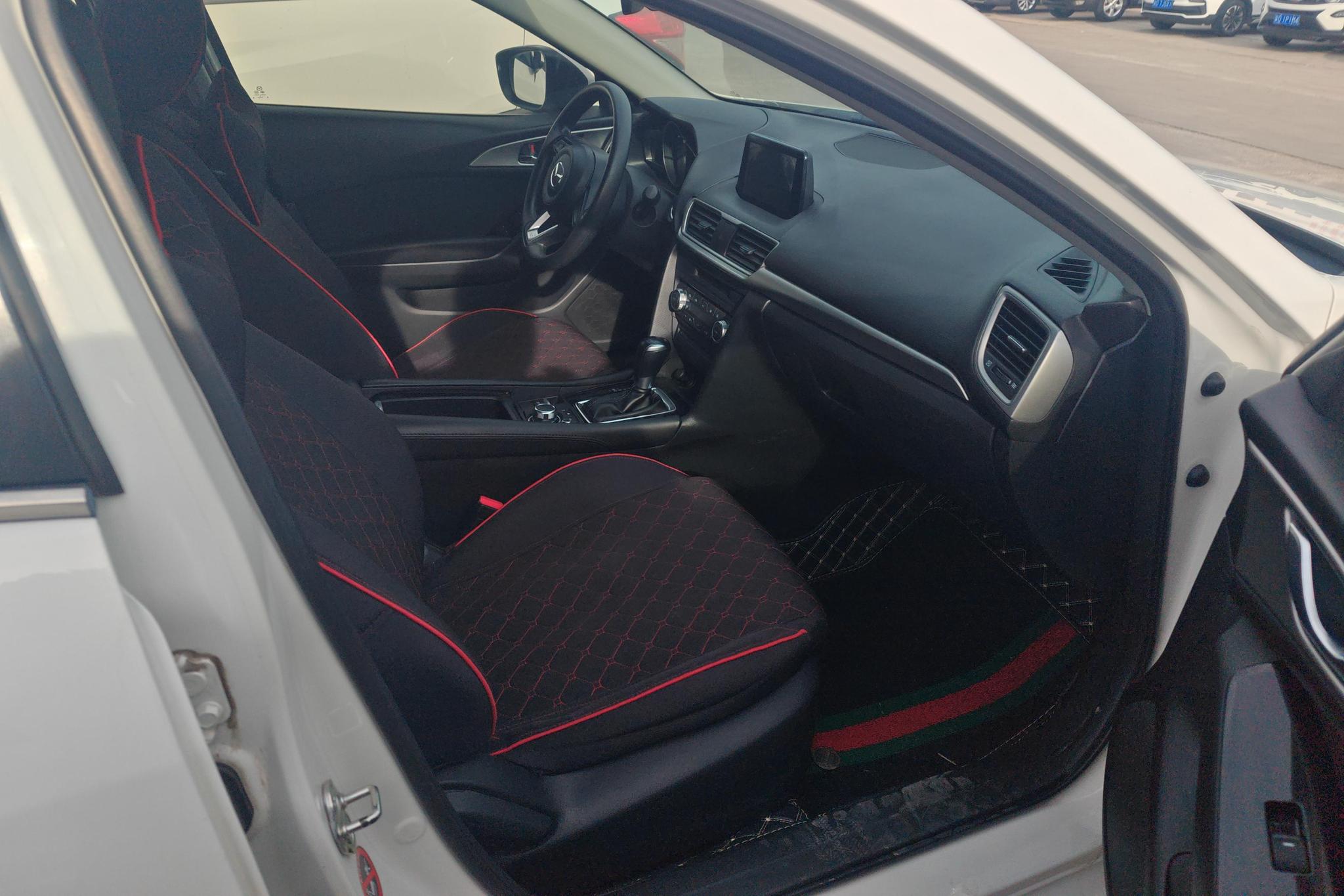Mazda Mazda3 3 2017 1.5L AT Luxury V