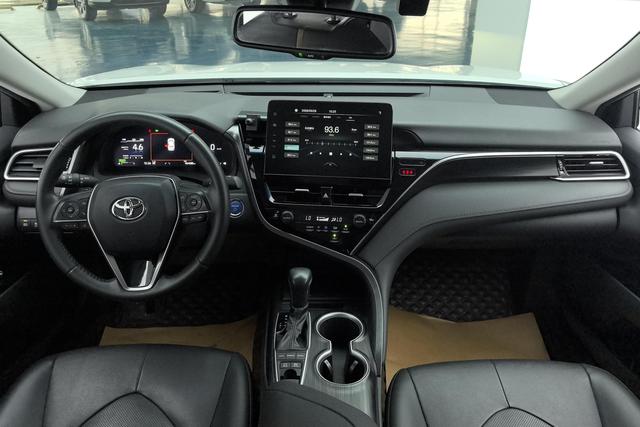 Toyota Camry 2023 2.5 HG — фото 13