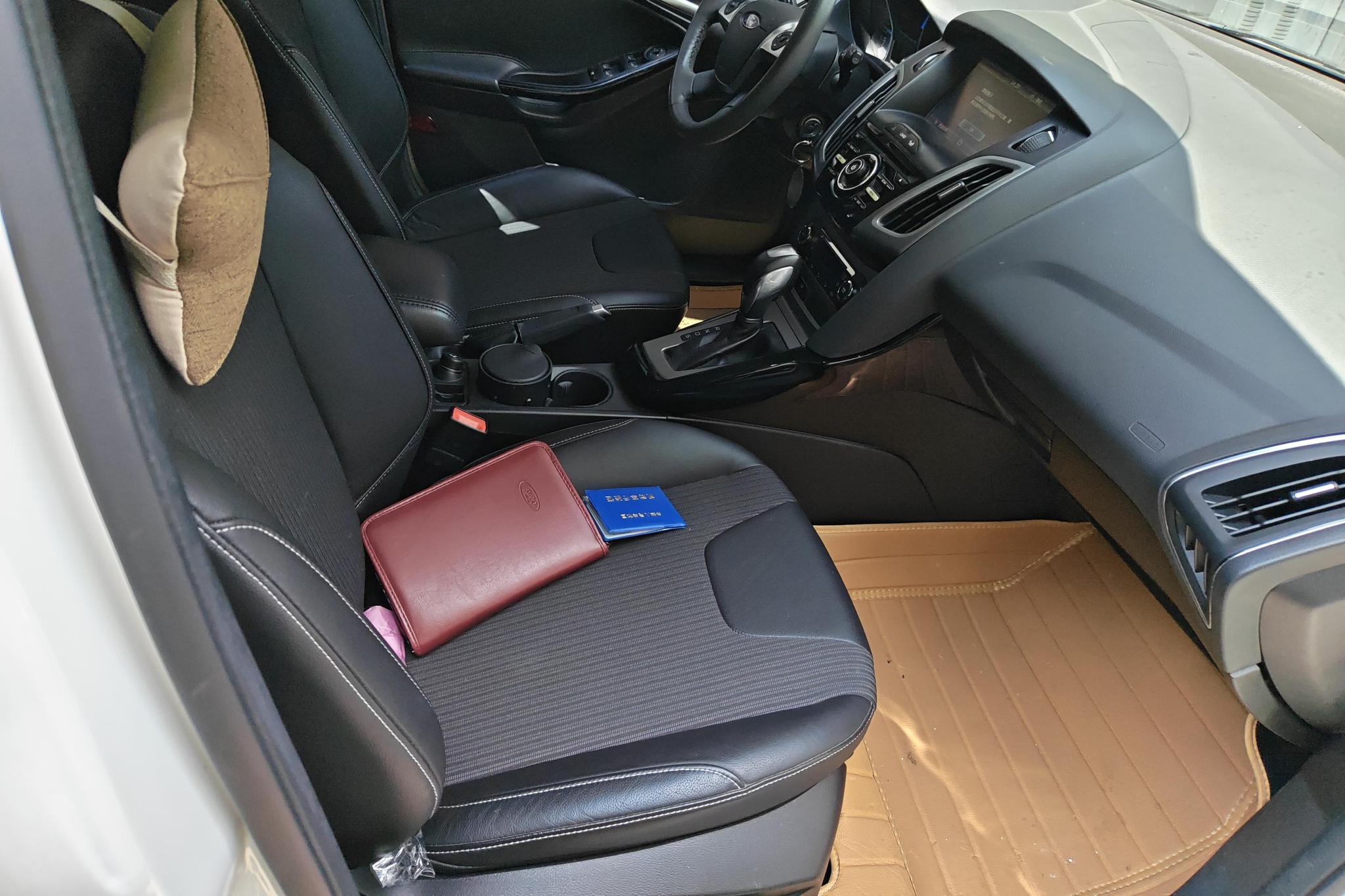 Ford Focus 2012 1.6L AT