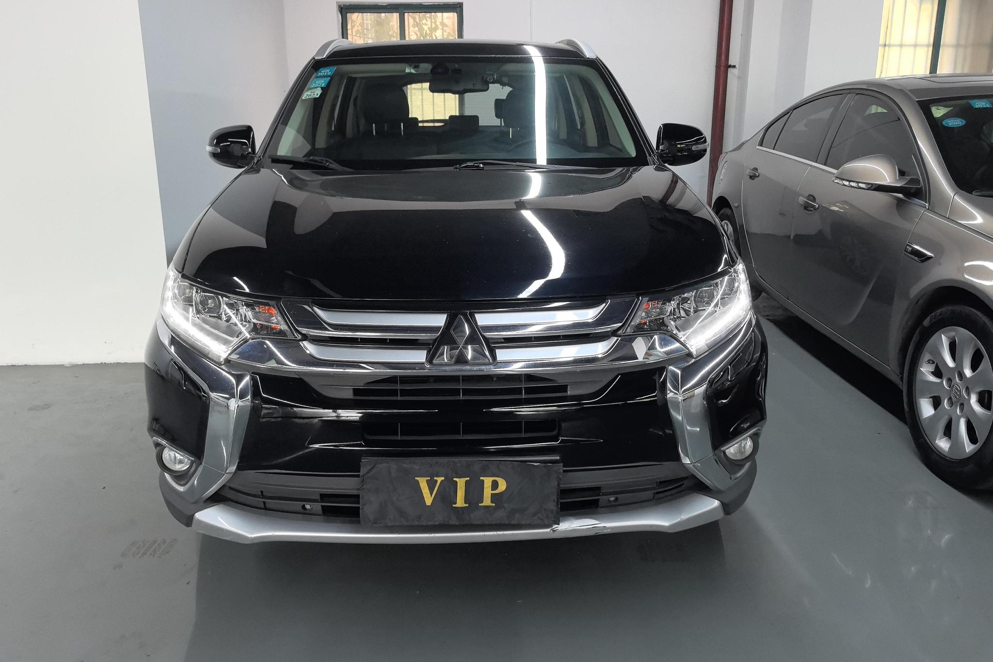 Mitsubishi Outlander 2016 2.4L Elite 5 мест