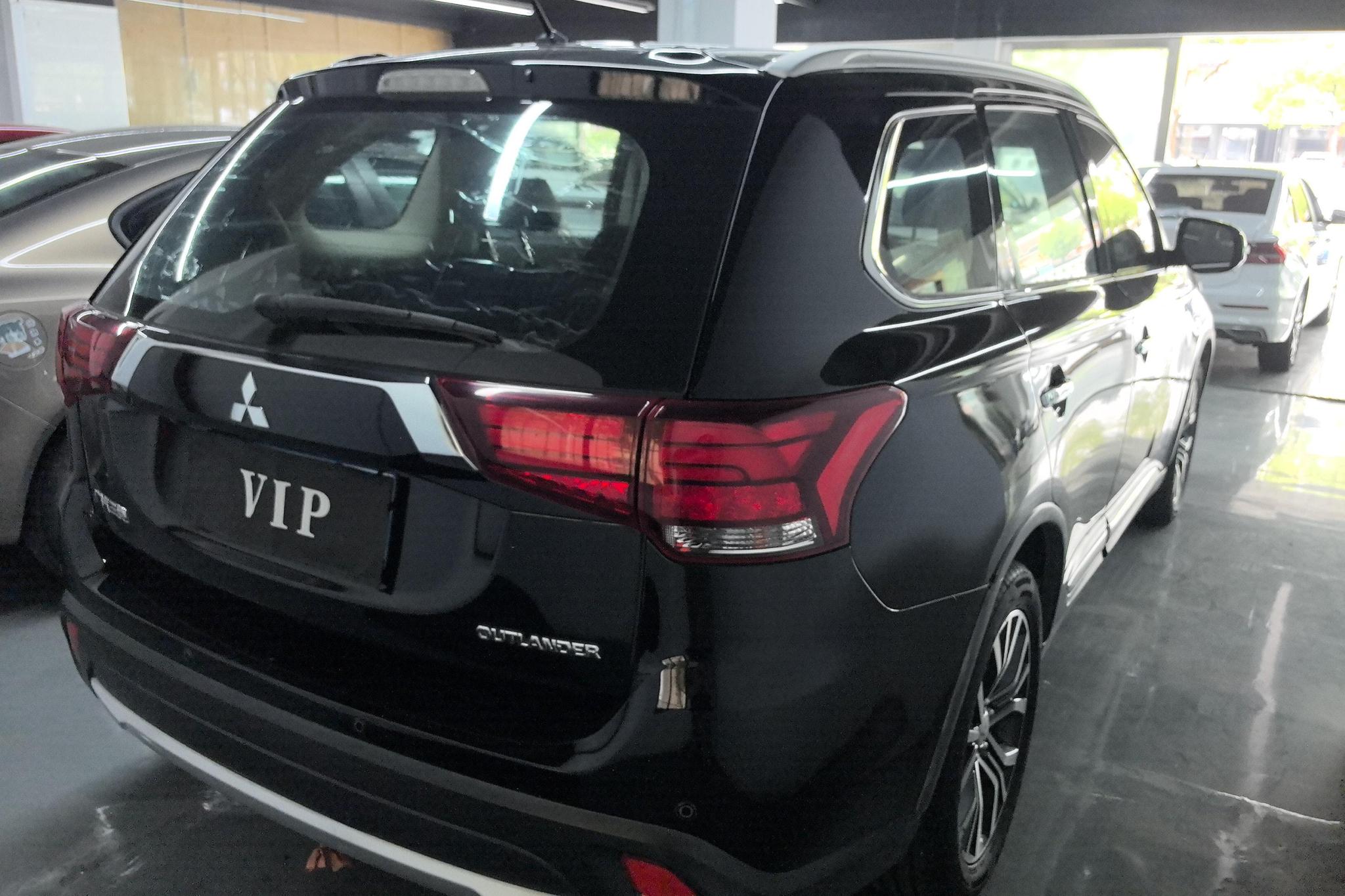 Mitsubishi Outlander 2016 2.4L Elite 5 мест