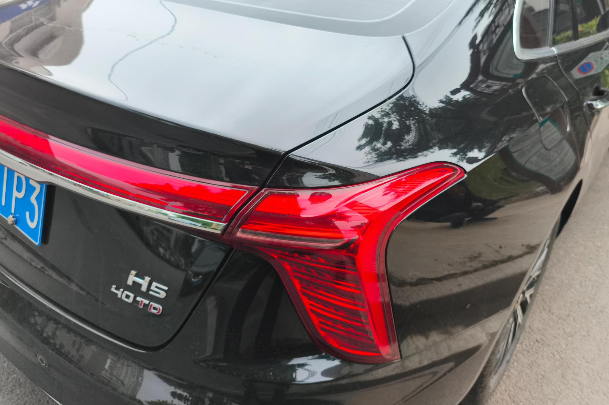 Hongqi H5 2025 2.0T AT