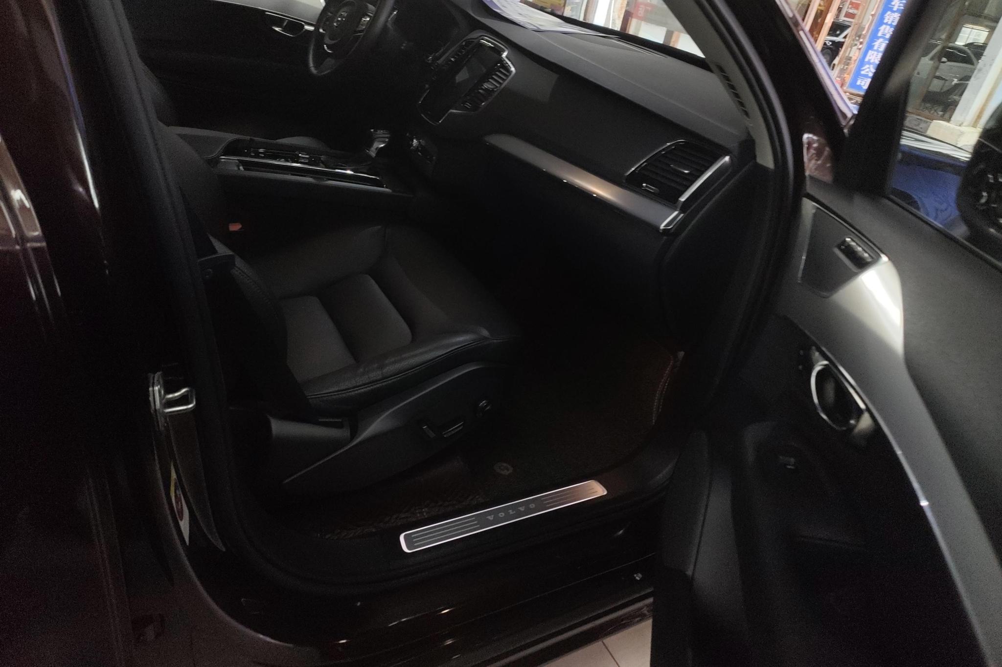 Volvo XC90 2018 T6 5 мест