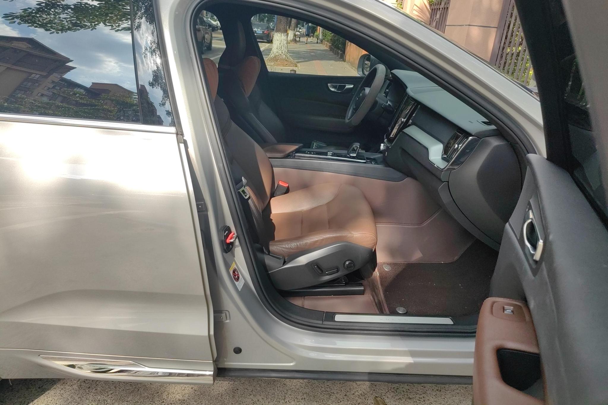 Volvo XC60 2022 B5 Luxury