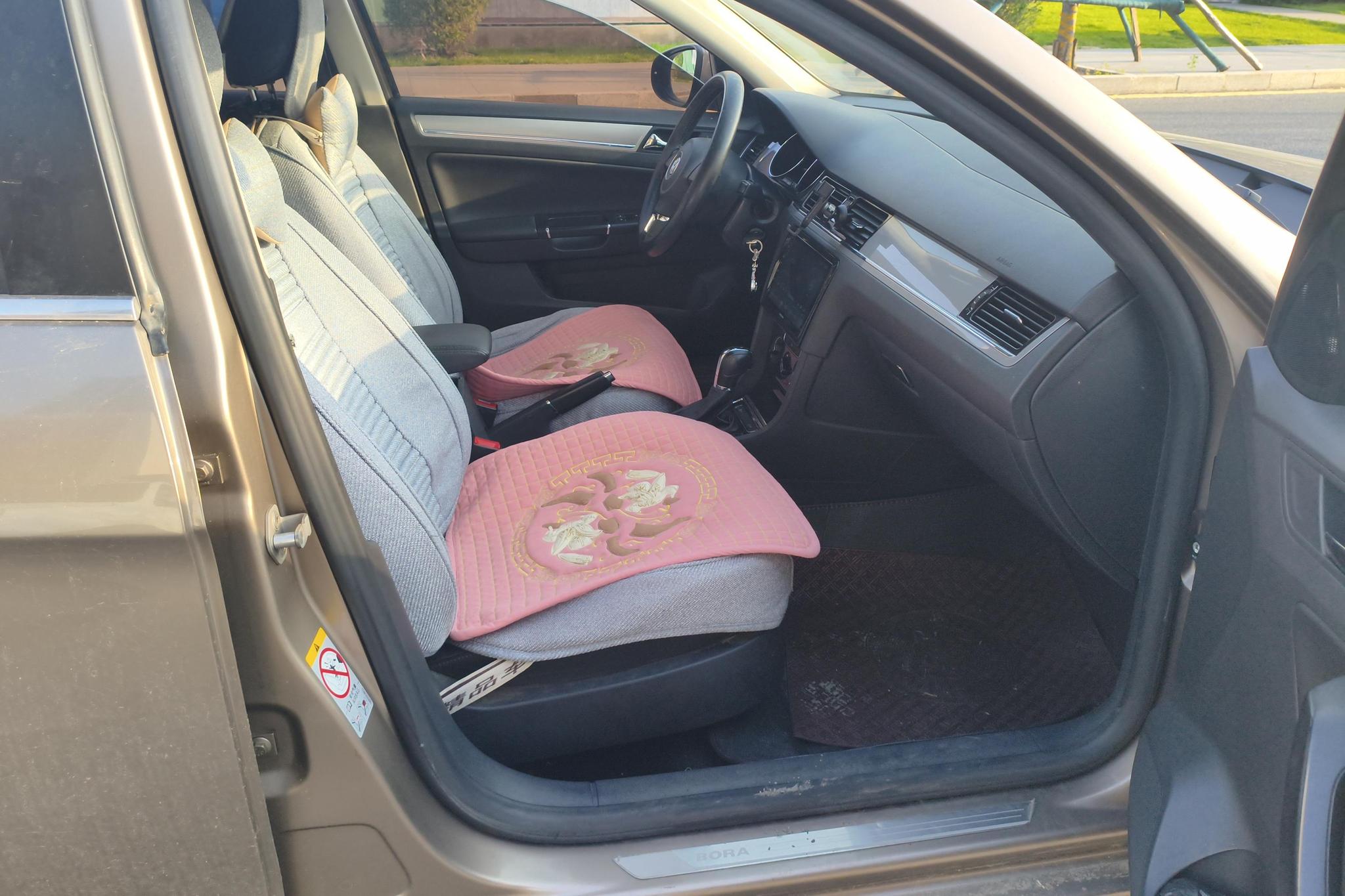 Volkswagen Bora 2014 1.6L AT Comfort