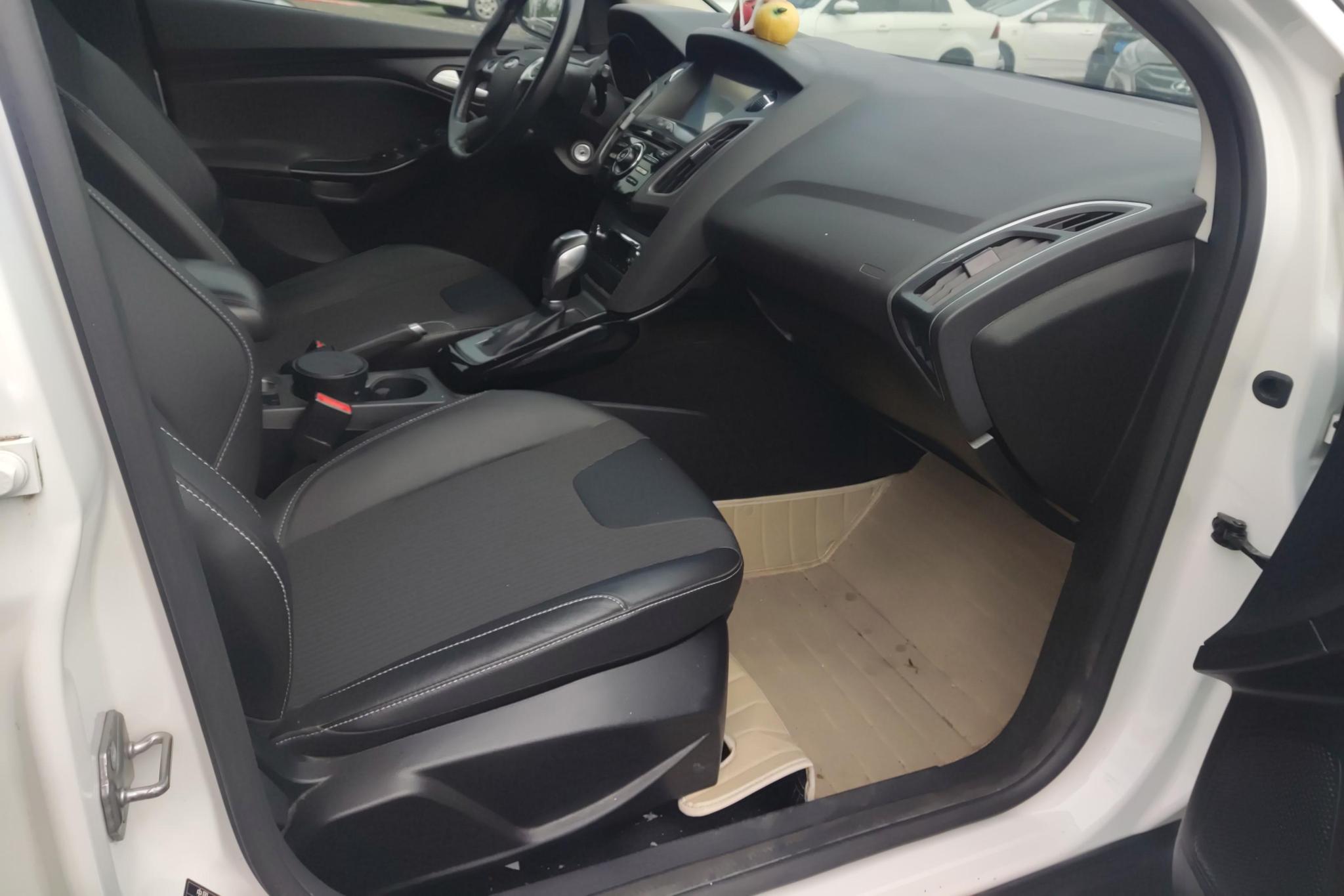 Ford Focus 2012 1.6L AT