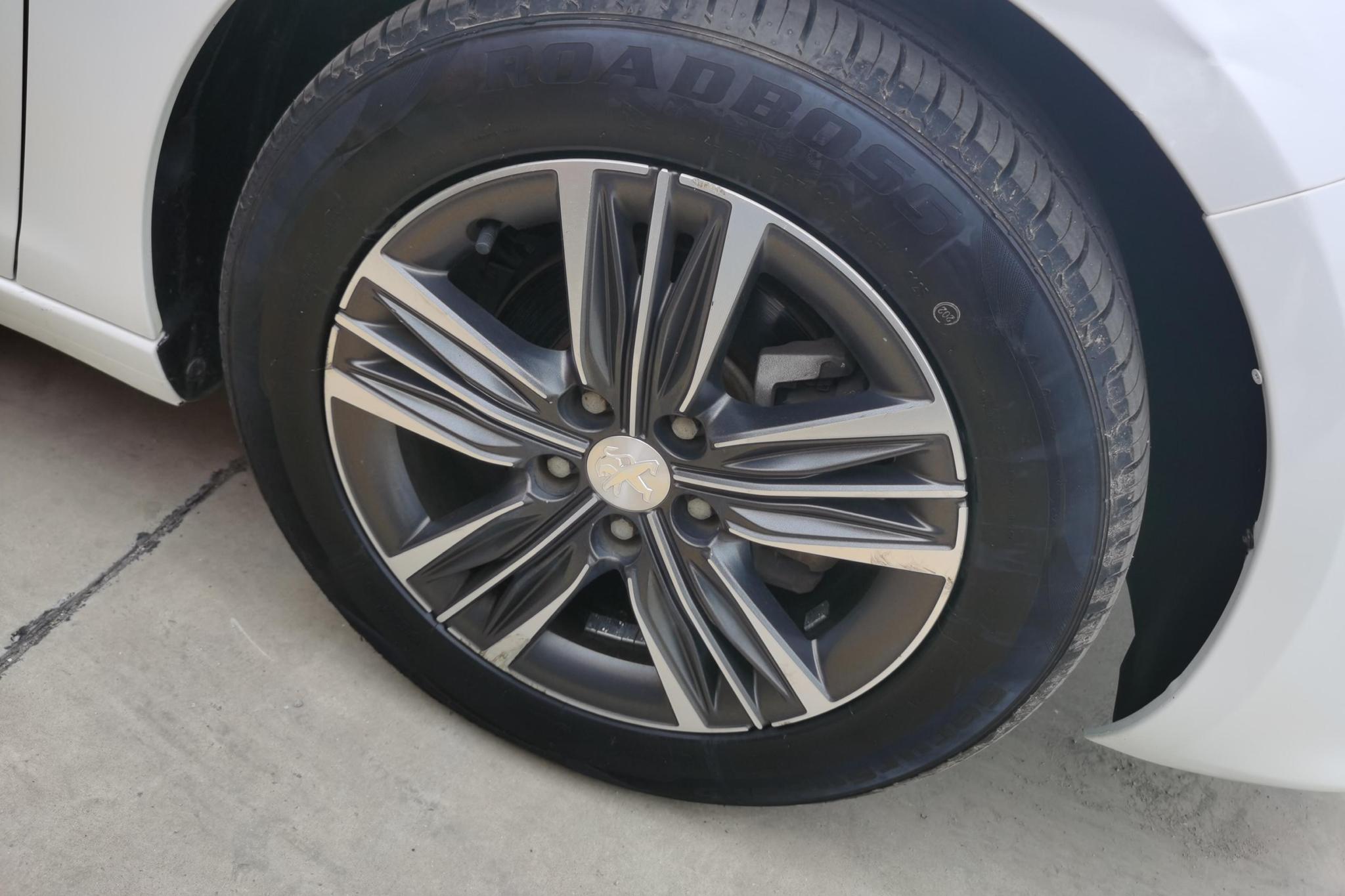 Peugeot 308 2016 1.6L MT Fashion