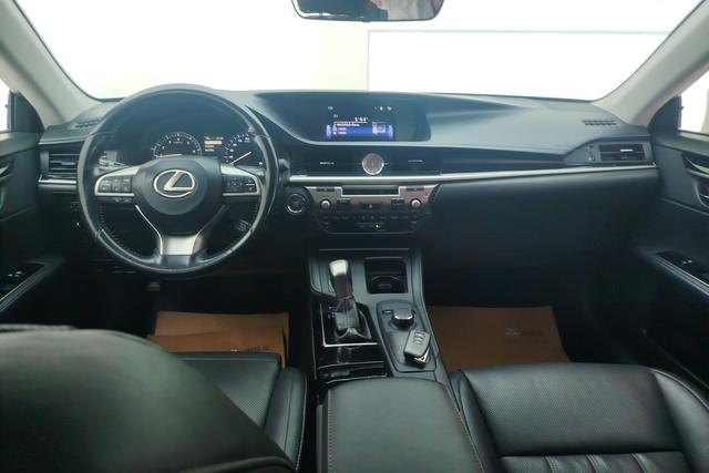 Lexus ES 2016 — фото 13