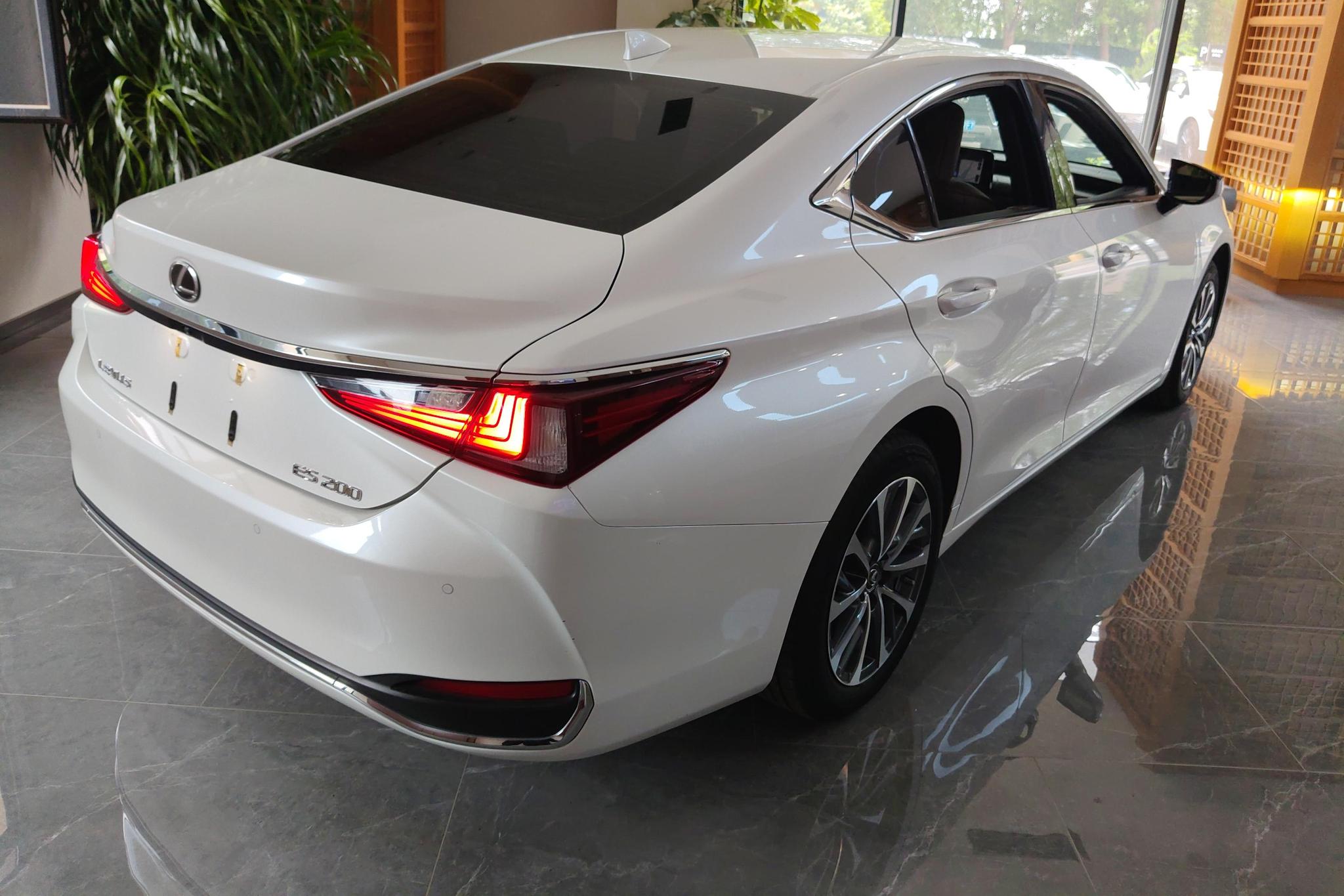 Lexus ES 2022 200
