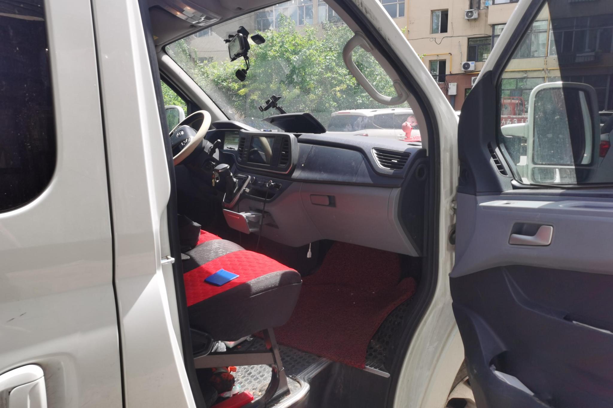 Maxus V80 2023 PLUS 2.0T AMT 5/6 мест