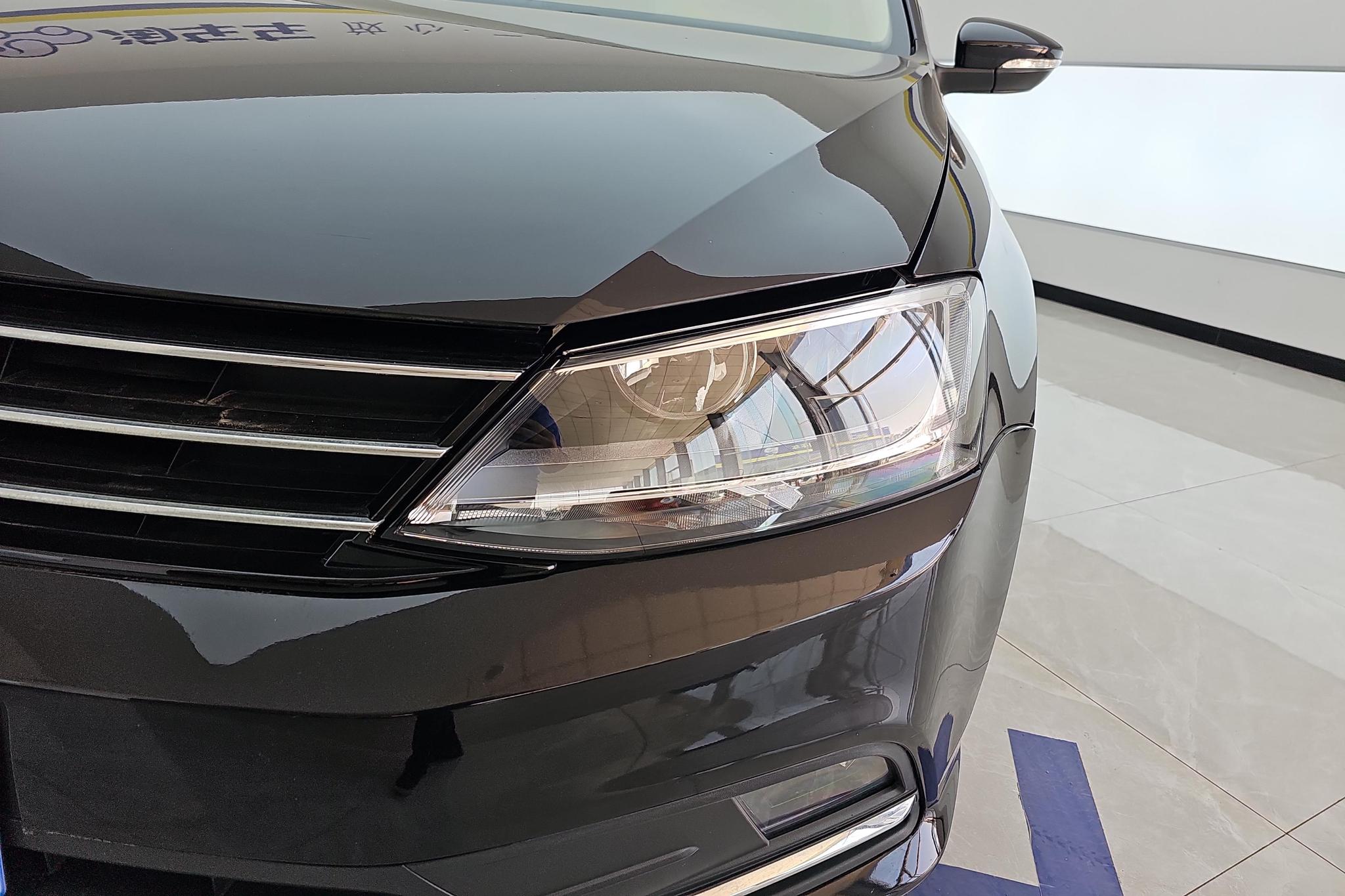 Volkswagen Sagitar 2015 1.6L MT Comfort