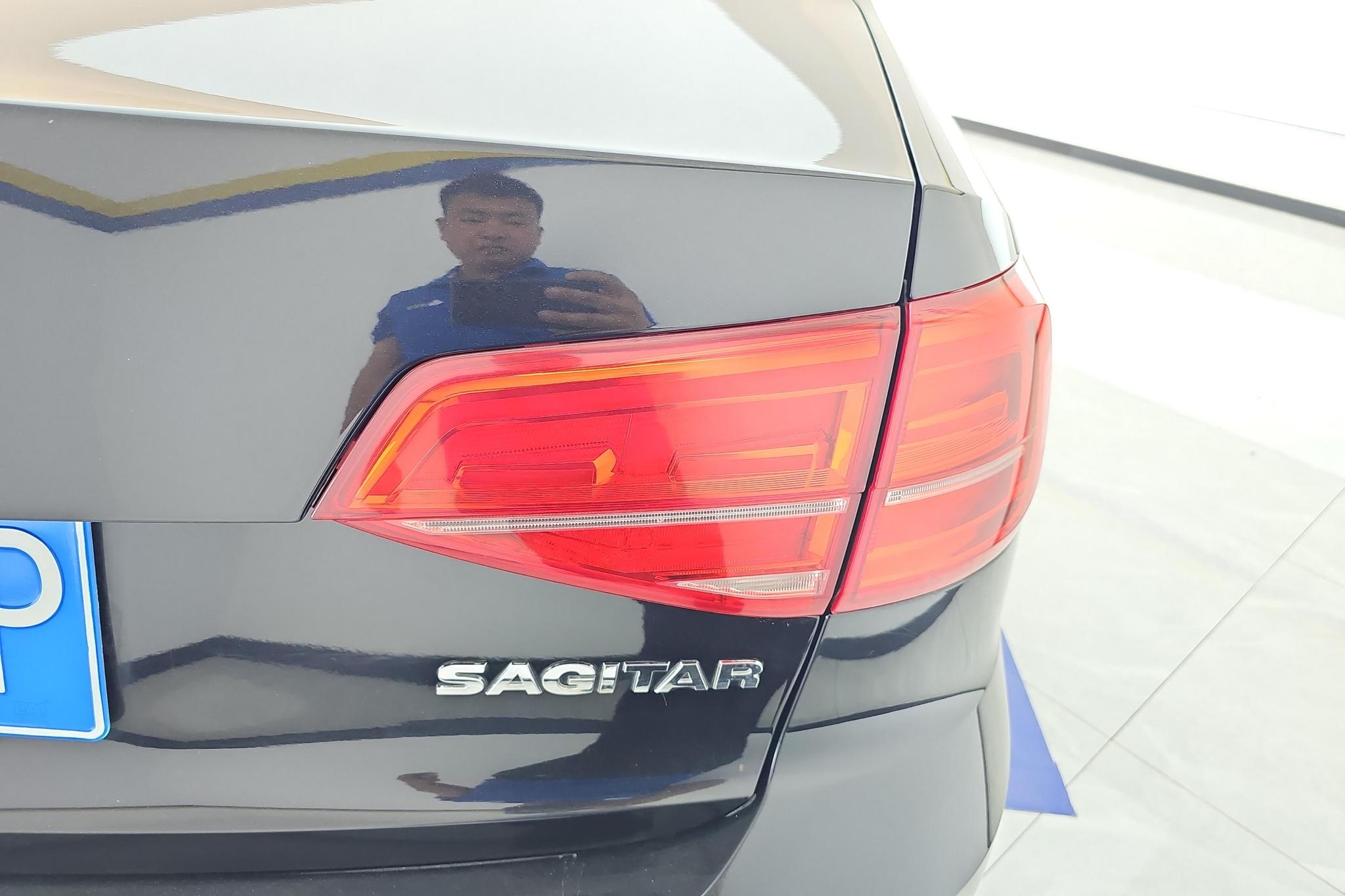 Volkswagen Sagitar 2015 1.6L MT Comfort
