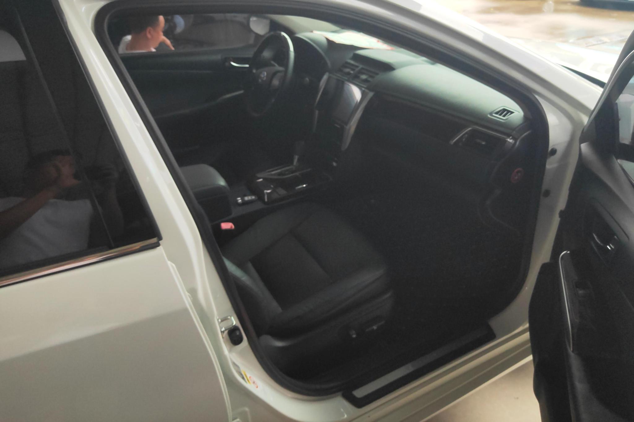 Toyota Camry 2015 2.0G Luxury