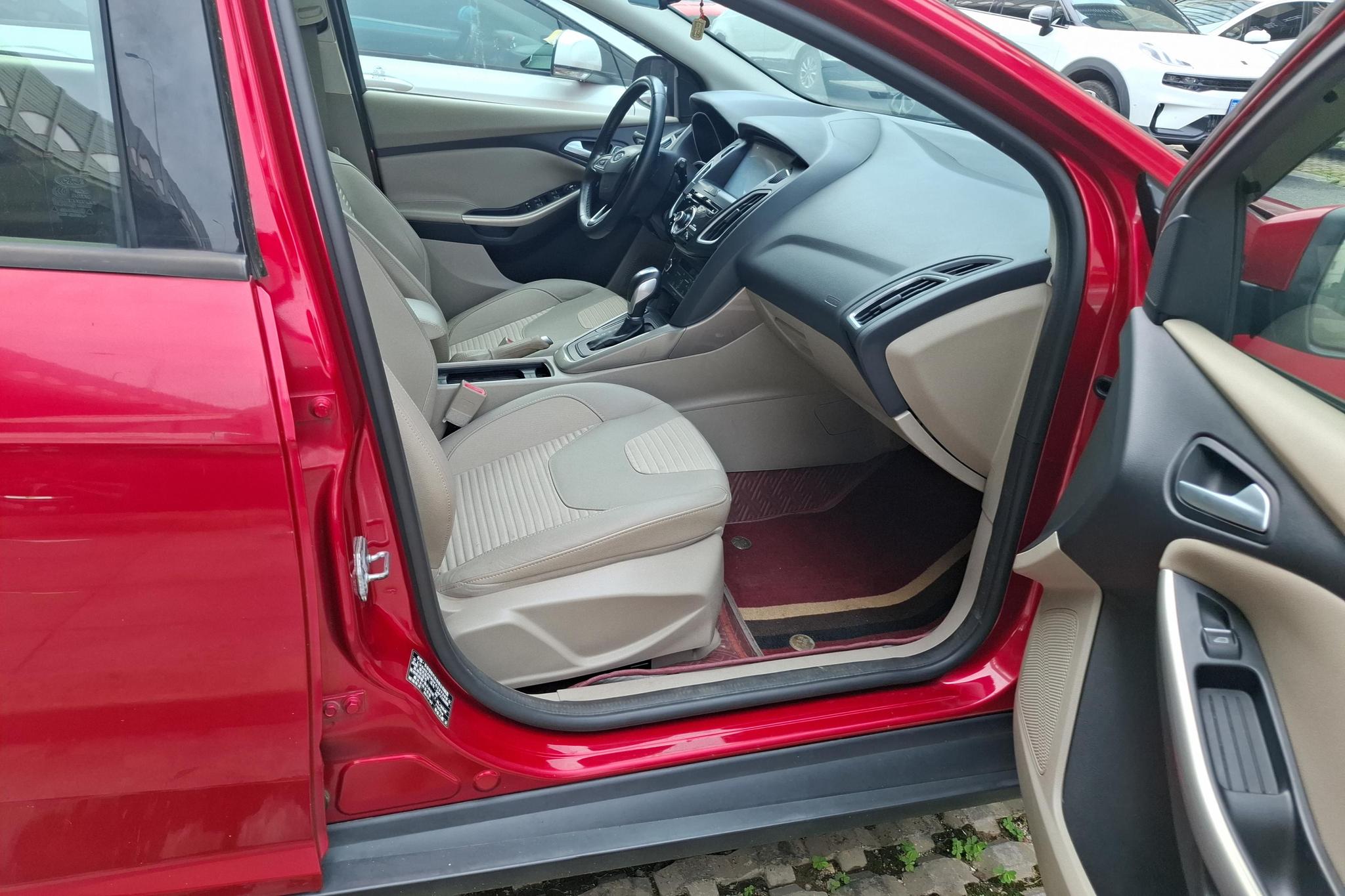 Ford Focus 2015 1.6L AT