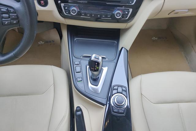 BMW 3 Series 2016 — фото 14