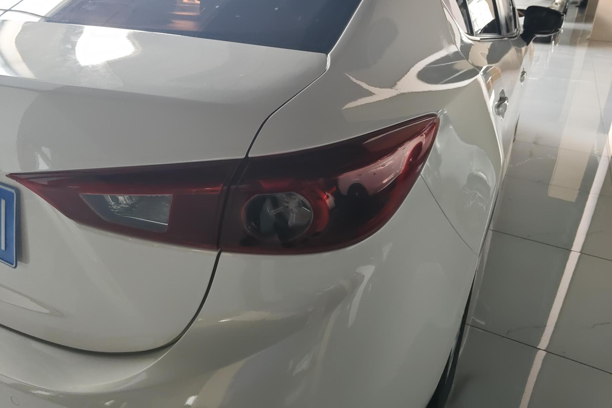 Mazda Mazda3 3 2017 1.5L AT Luxury V