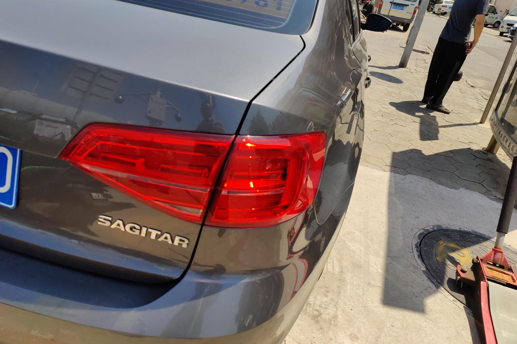 Volkswagen Sagitar 2015 1.6L MT Comfort