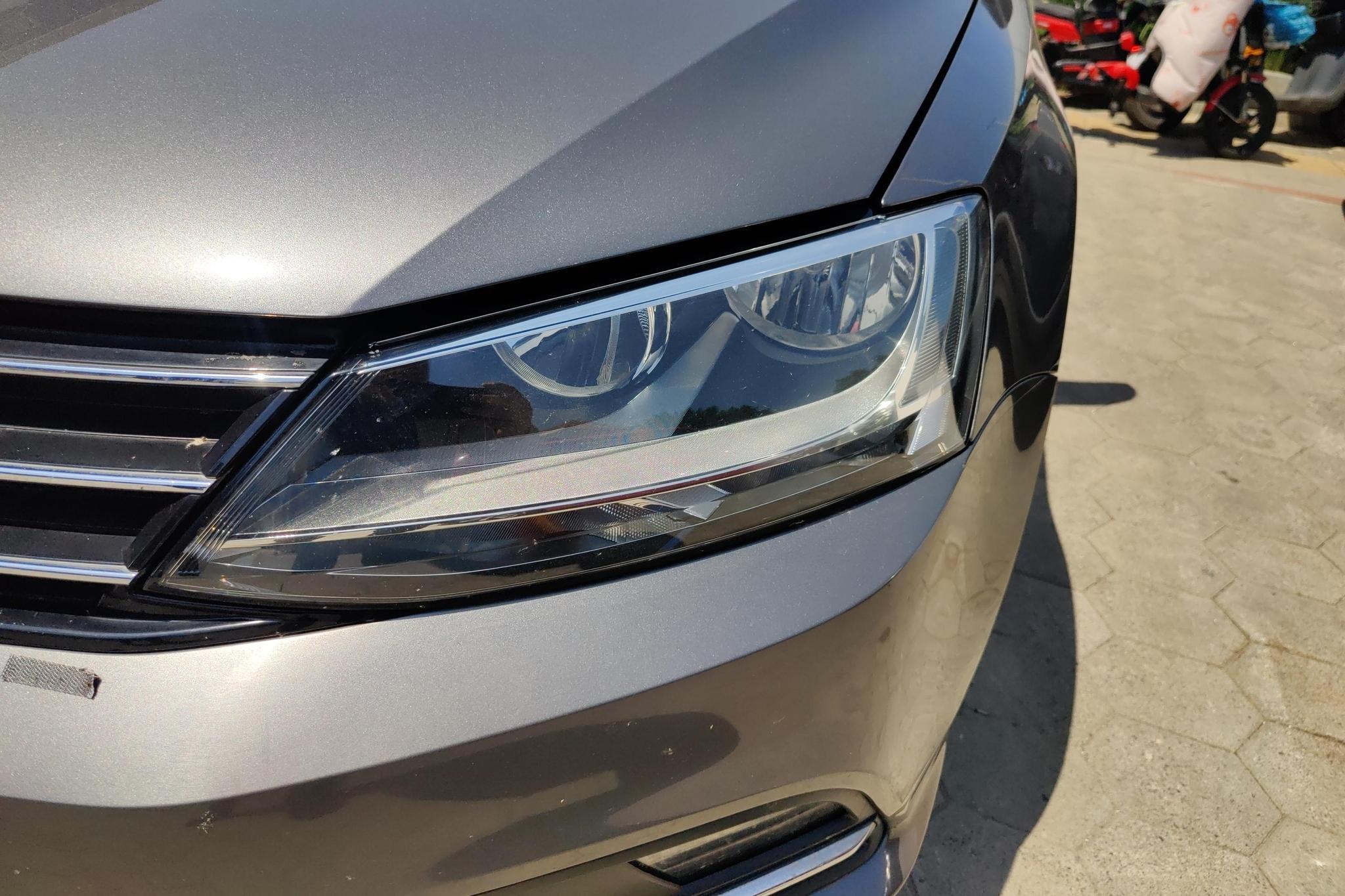 Volkswagen Sagitar 2015 1.6L MT Comfort