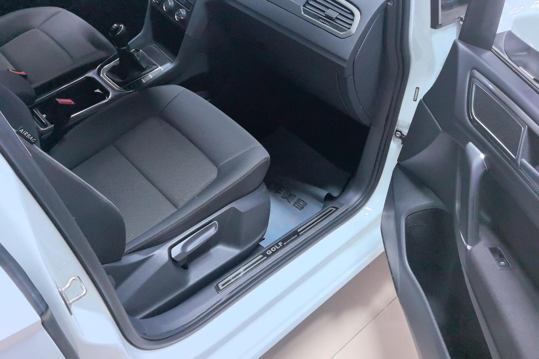 Volkswagen Golf · 2016 230TSI MT
