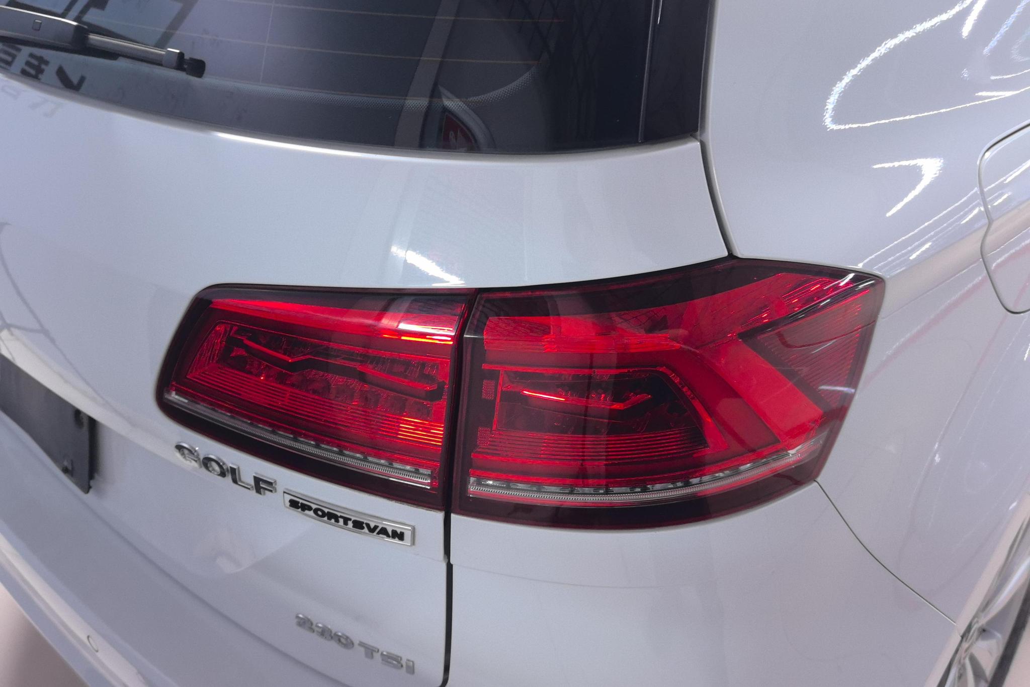 Volkswagen Golf · 2016 230TSI MT