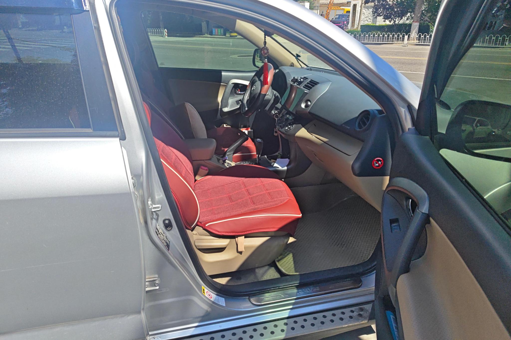 Toyota RAV4 2011 2.4L AT Luxury