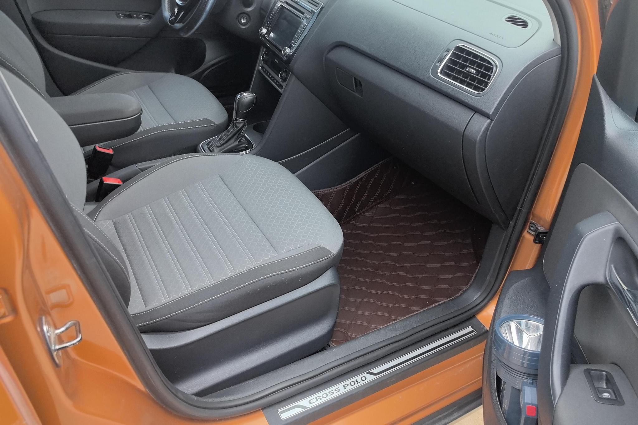 Volkswagen Polo 2016 1.6L Cross Polo AT