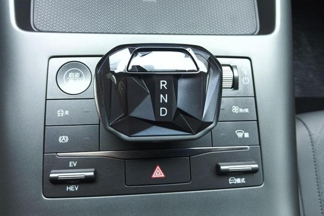 BYD QIN PLUS Hybrid 2025 — фото 12