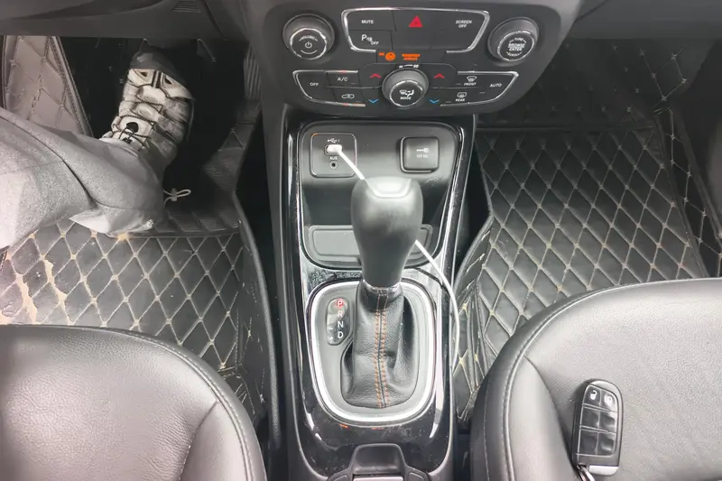 Jeep Compass — фото 10