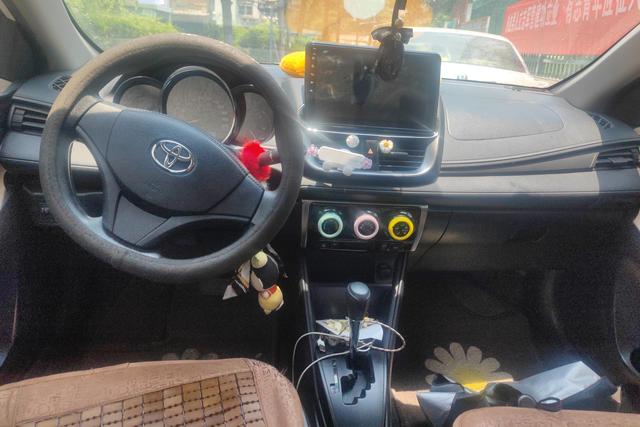2021 Toyota Yaris L thumbnail 4