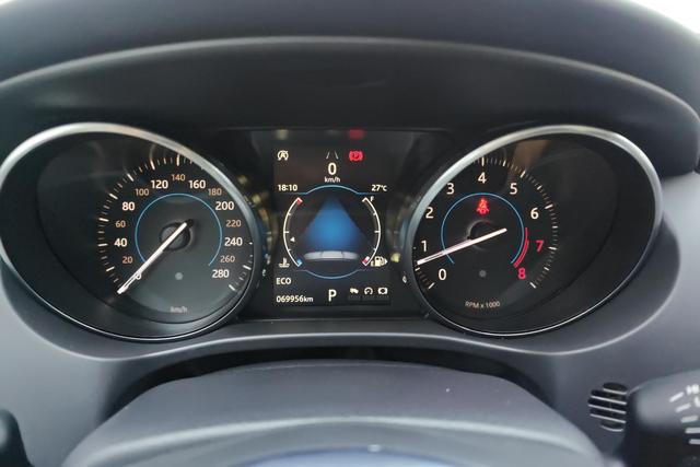 Jaguar F-PACE 2018 — фото 13