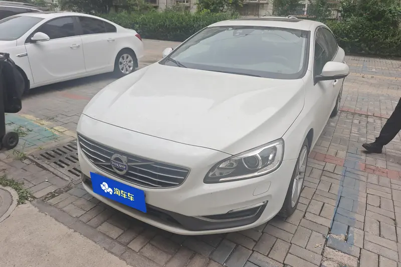 Volvo S60 — фото 1