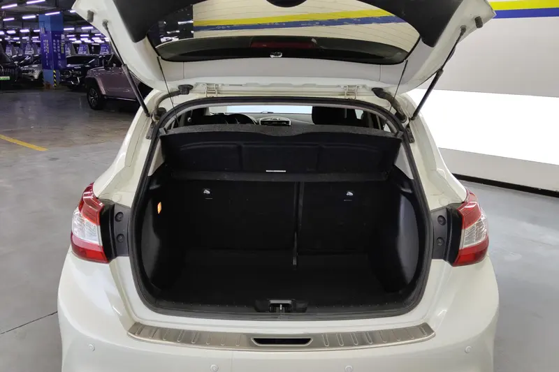 Nissan TIIDA 1.6 L CVT — фото 14