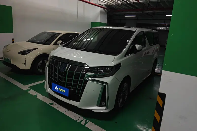 Toyota Alphard — фото 1