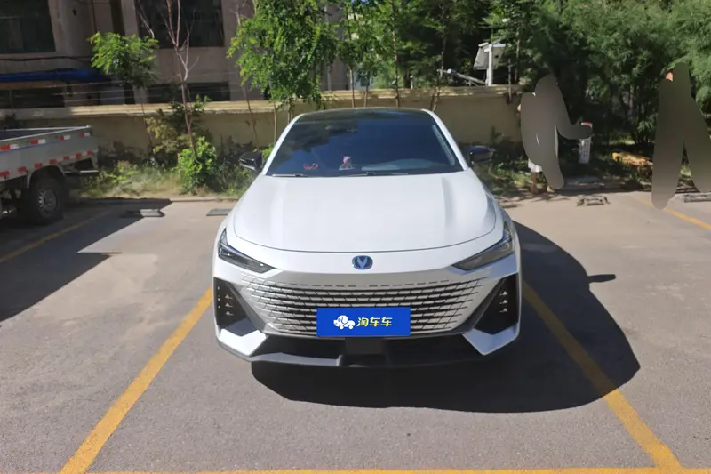Changan UNI-V 1.5 T Premium — фото 2