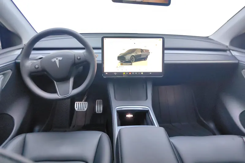 Tesla Model Y — фото 9