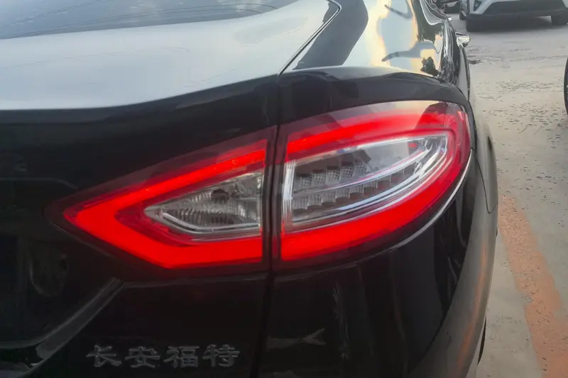 Ford Mondeo 2.0 L GTDi 200 Luxury — фото 5