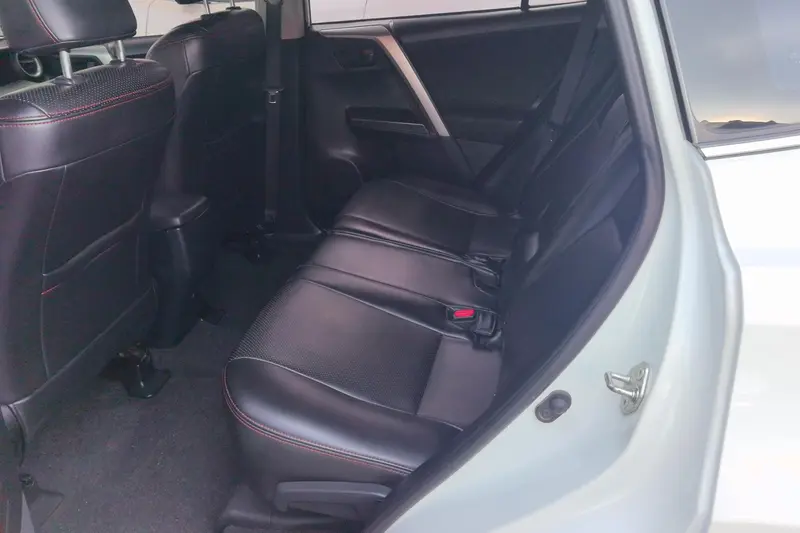 Toyota RAV4 — фото 7