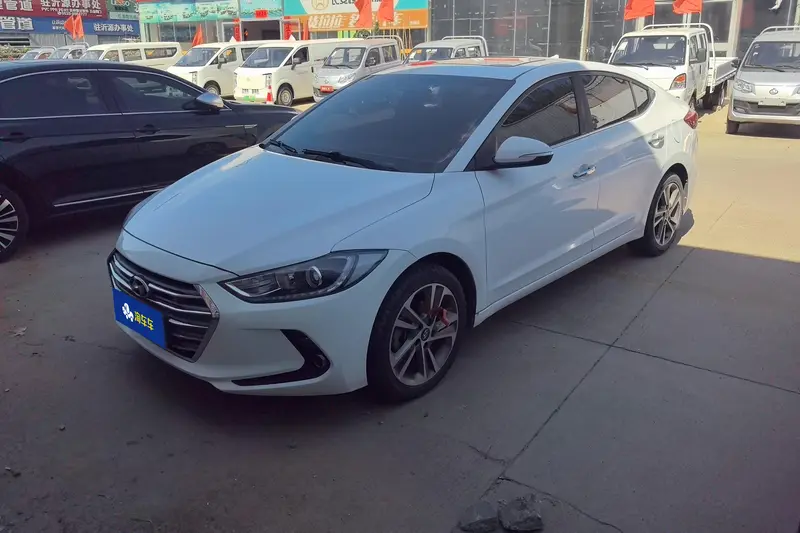 Hyundai Elantra — фото 1