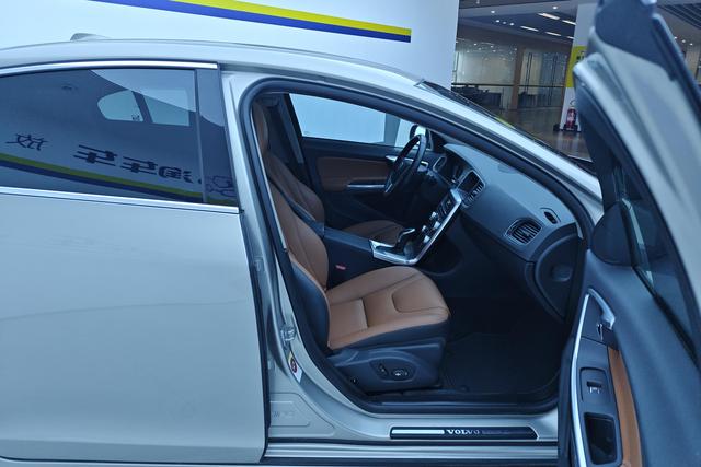 VOLVO S60 2016 — фото 17