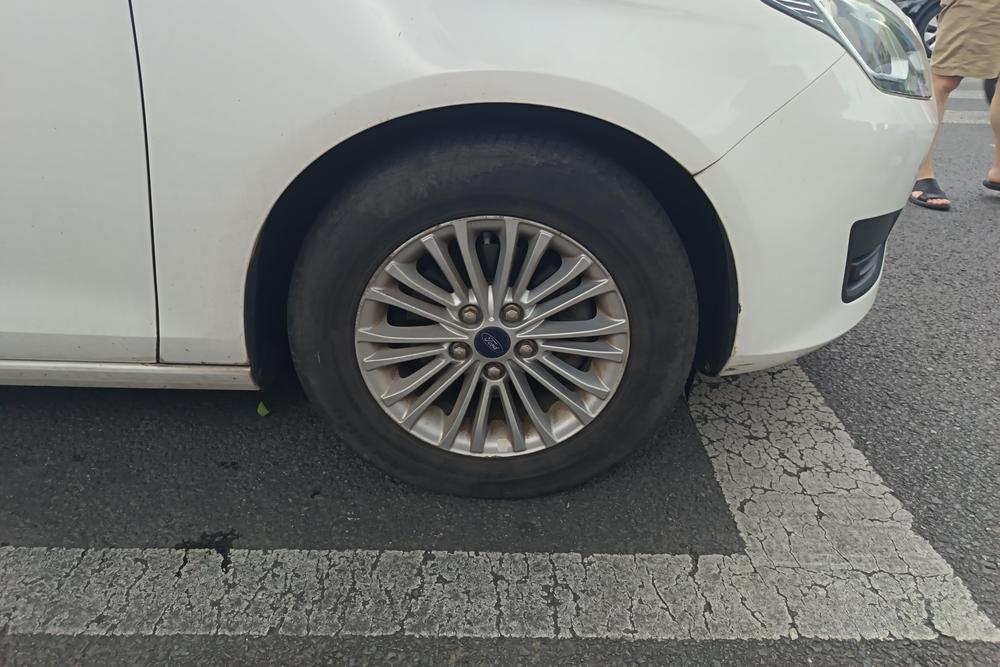 Заказать Ford Escort 2017 года за 1 183 535 ₽  из Китая